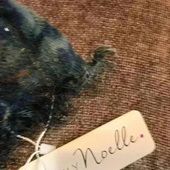 NWT Green Patterned Scarf with Sequins - Picture 7 of 7